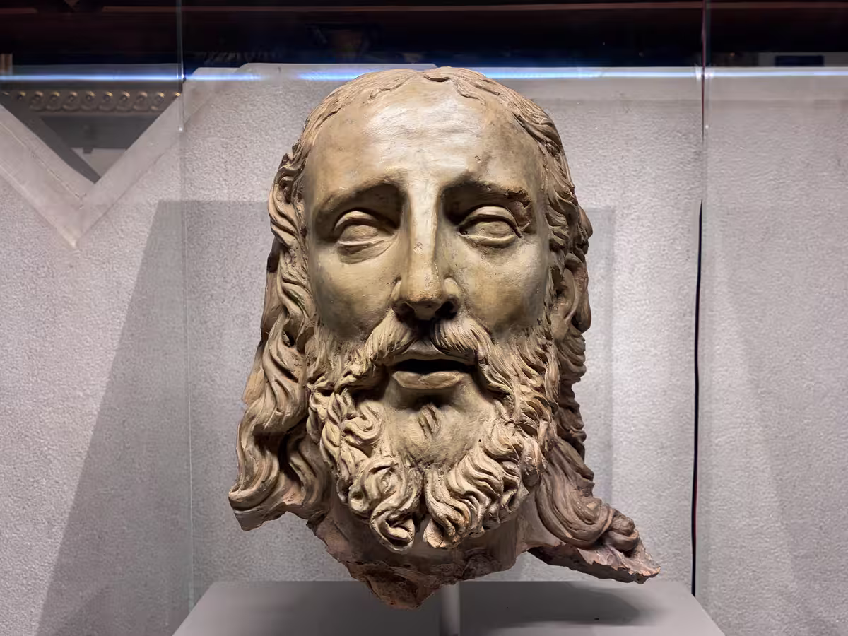 阿方索·隆巴迪 (Alfonso Lombardi) 的陶土雕塑《基督之面》 (Face of Christ)。