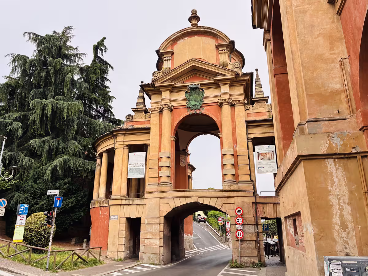 博洛尼亚的梅隆柴洛拱门 (Arco del Meloncello)。