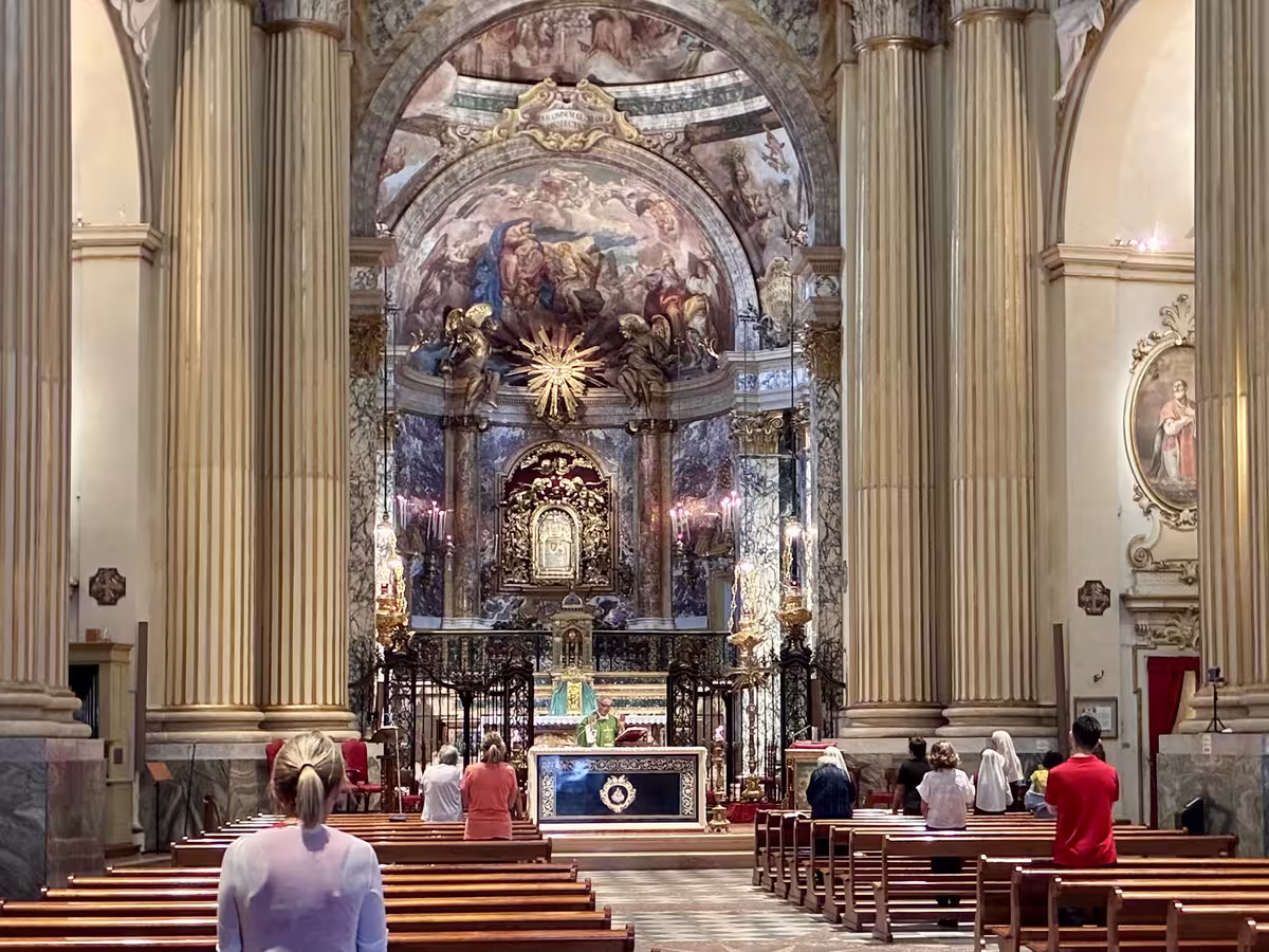 博洛尼亚的圣卢卡圣母朝圣教堂 (Santuario della Madonna di San Luca) 的内部。