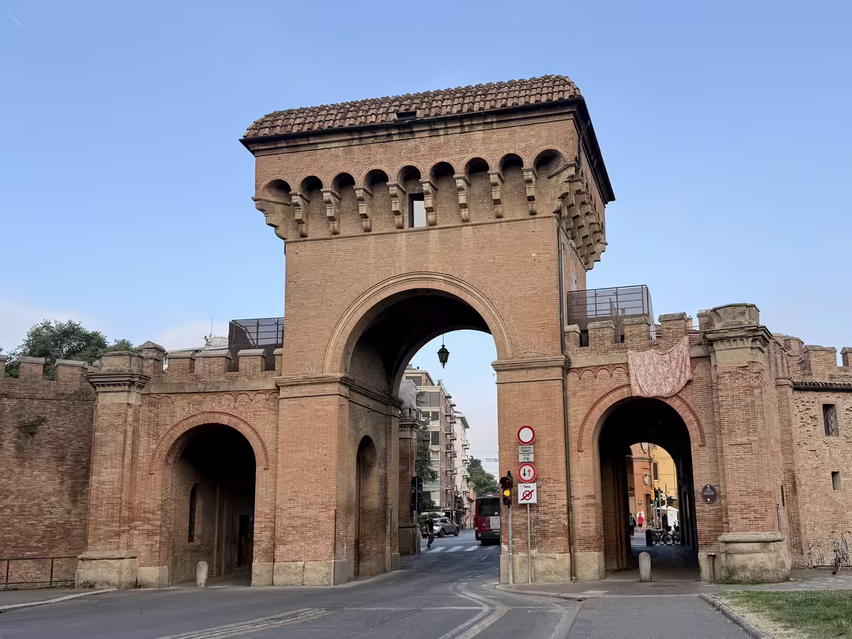 博洛尼亚的萨拉戈萨城门 (Porta Saragozza)。
