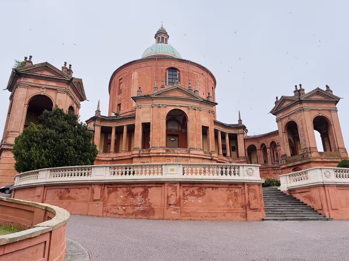 博洛尼亚的圣卢卡圣母朝圣教堂 (Santuario della Madonna di San Luca)。