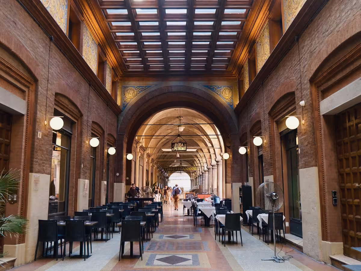 位于博洛尼亚 Via de' Musei 街道上的死亡拱廊 (Portico della Morte)。