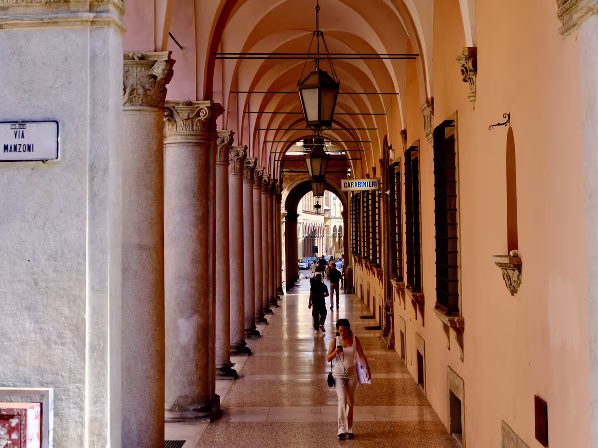 博洛尼亚 (Bologna) 的 Via Galliera 大街上的拱廊