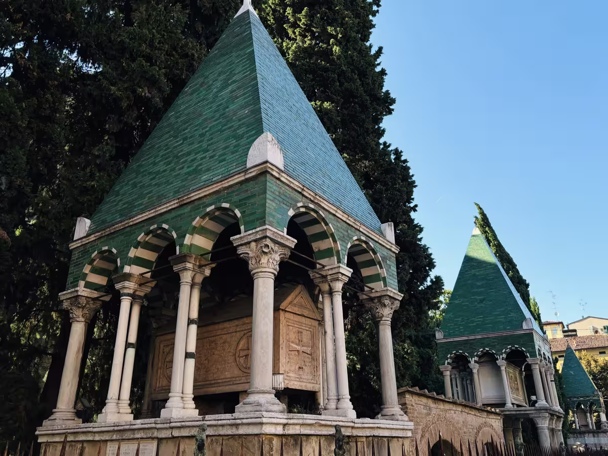 位于博洛尼亚圣方济各圣殿 (Basilica di San Francesco) 后方的注释者之墓 (Tombe dei Glossatori) 是中世纪法学家的纪墓冢。