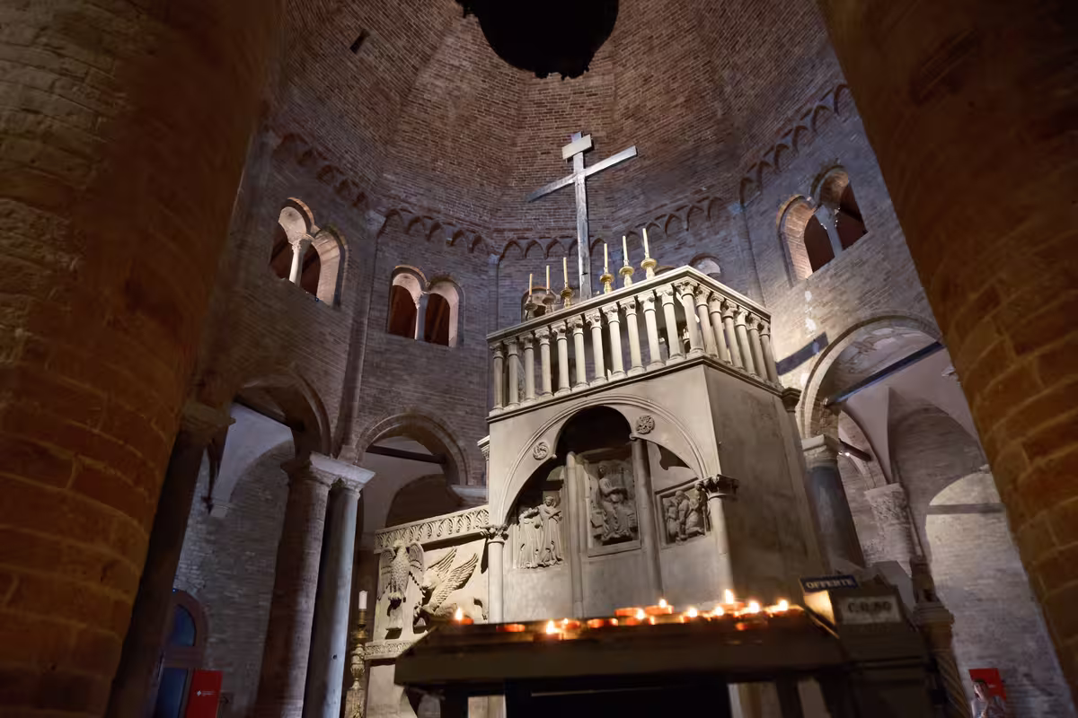 博洛尼亚七教堂（圣斯特凡诺大教堂建筑群）中的圣墓教堂 (Basilica del Santo Sepolcro)。
