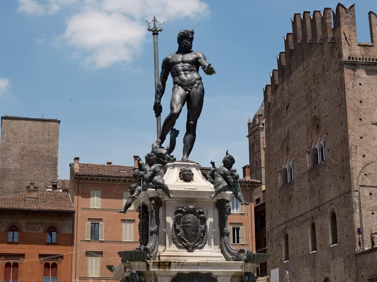 位于博洛尼亚海神广场 (Piazza del Nettuno) 之上的海神喷泉 (Fontana del Nettuno)。
