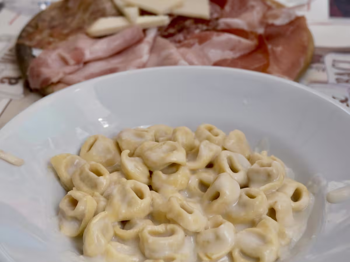 在博洛尼亚四方区的老字号熟食店 Tamburini 中吃到的奶油版的小饺子 (Tortellini)。