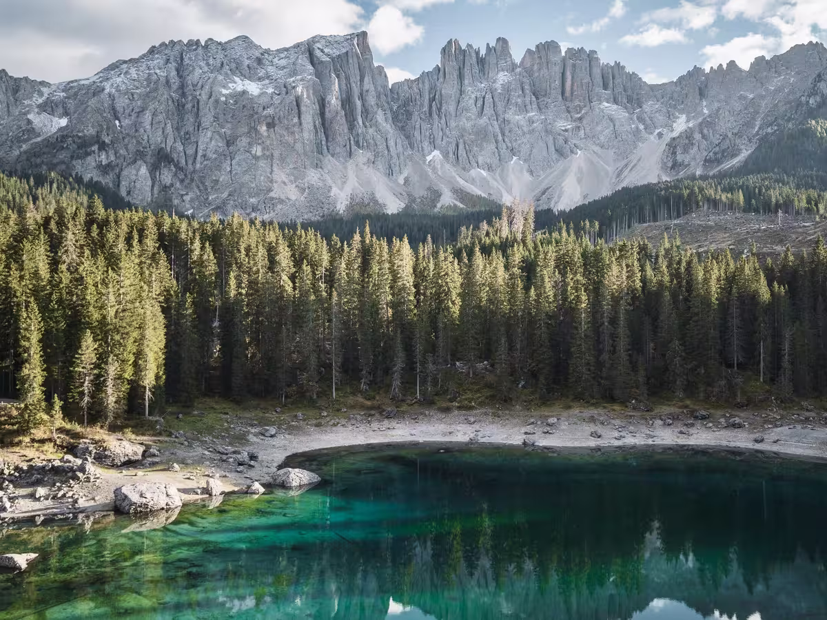 多洛米蒂 (Dolomites) 的卡雷扎湖 (Lake Carezza)，远处是拉特马尔山 (Latemar)。