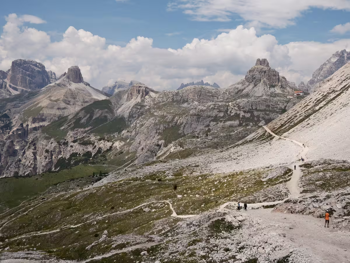 从拉瓦雷多山口 (Forcella Lavaredo) 前往洛卡泰利山屋 (Rifugio Locatelli) 的步道就在帕特诺山 (Monte Paterno) 脚下,远处就是洛卡泰利山屋。