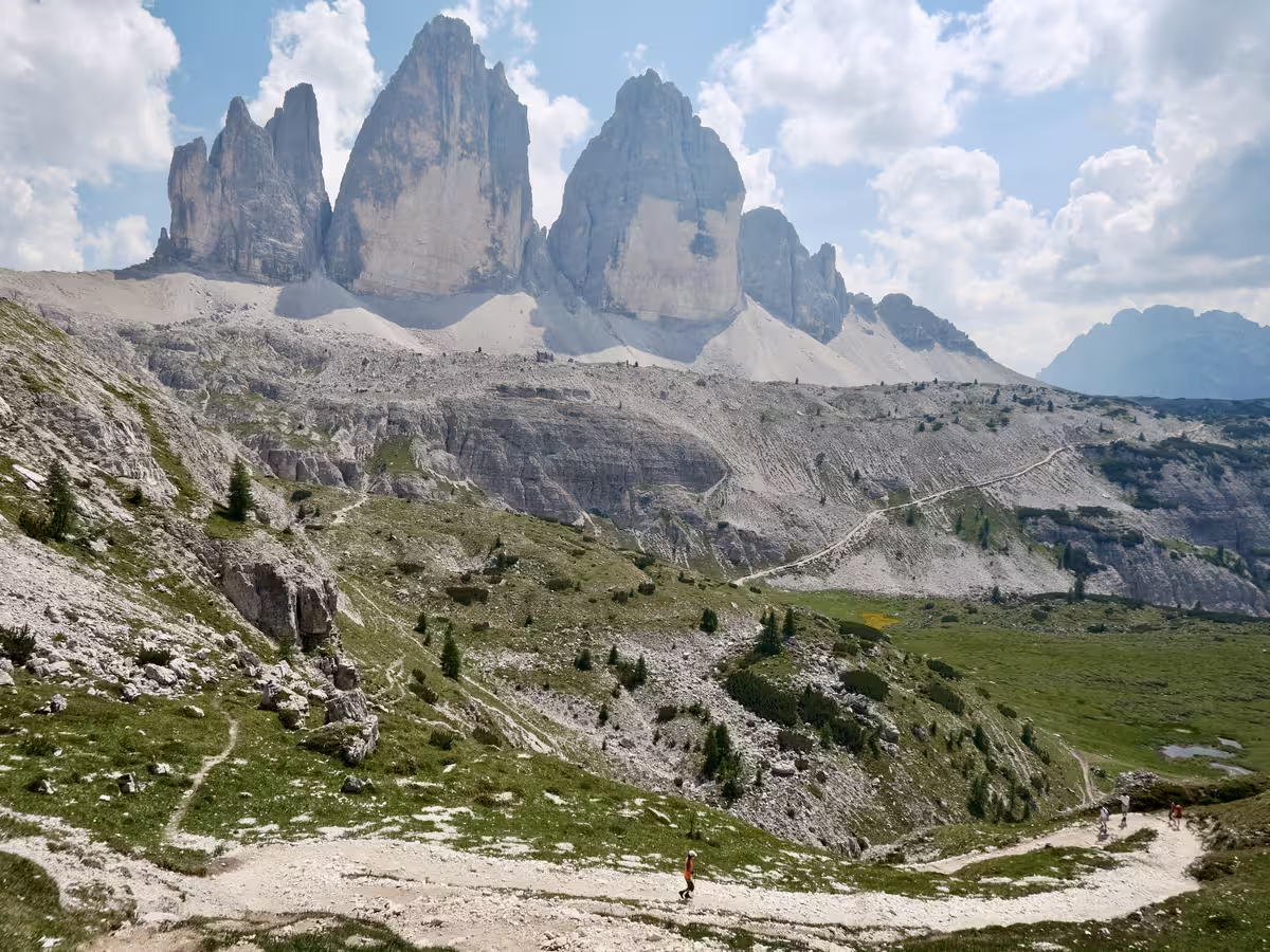 从洛卡泰利山屋 (Rifugio Locatelli) 前往兰格姆高山牧场山屋 (Lange Alm) 的步道。