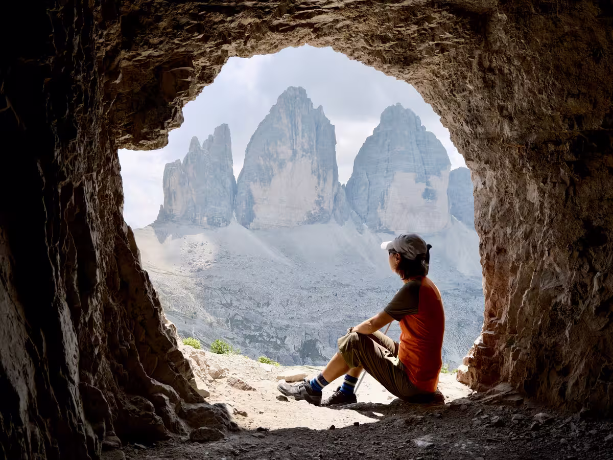 三峰山之洞 (Grotta delle Tre Cime),画面中央就是三峰山。