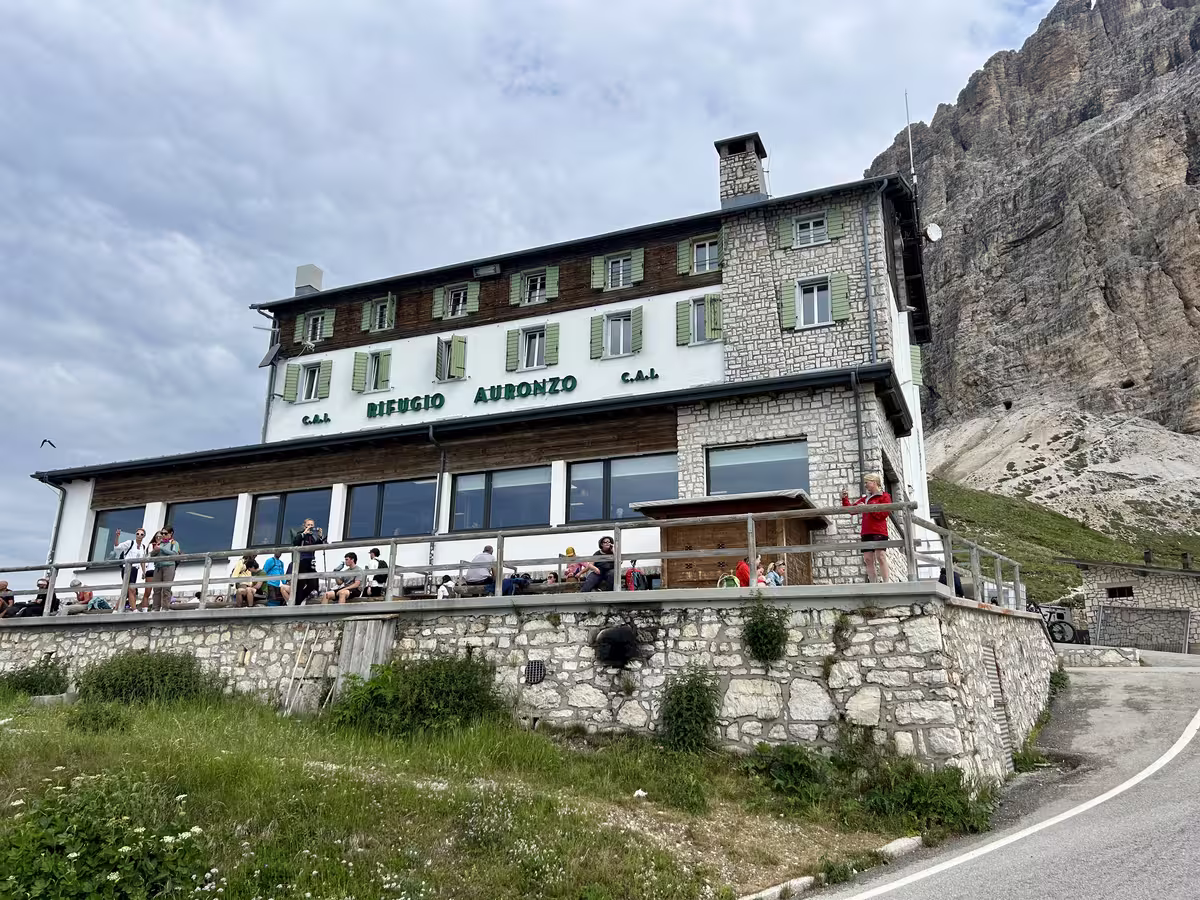多洛米蒂三峰山 (Tre Cime) 步道的起点处的奥龙佐山屋 (Rifugio Auronzo)。