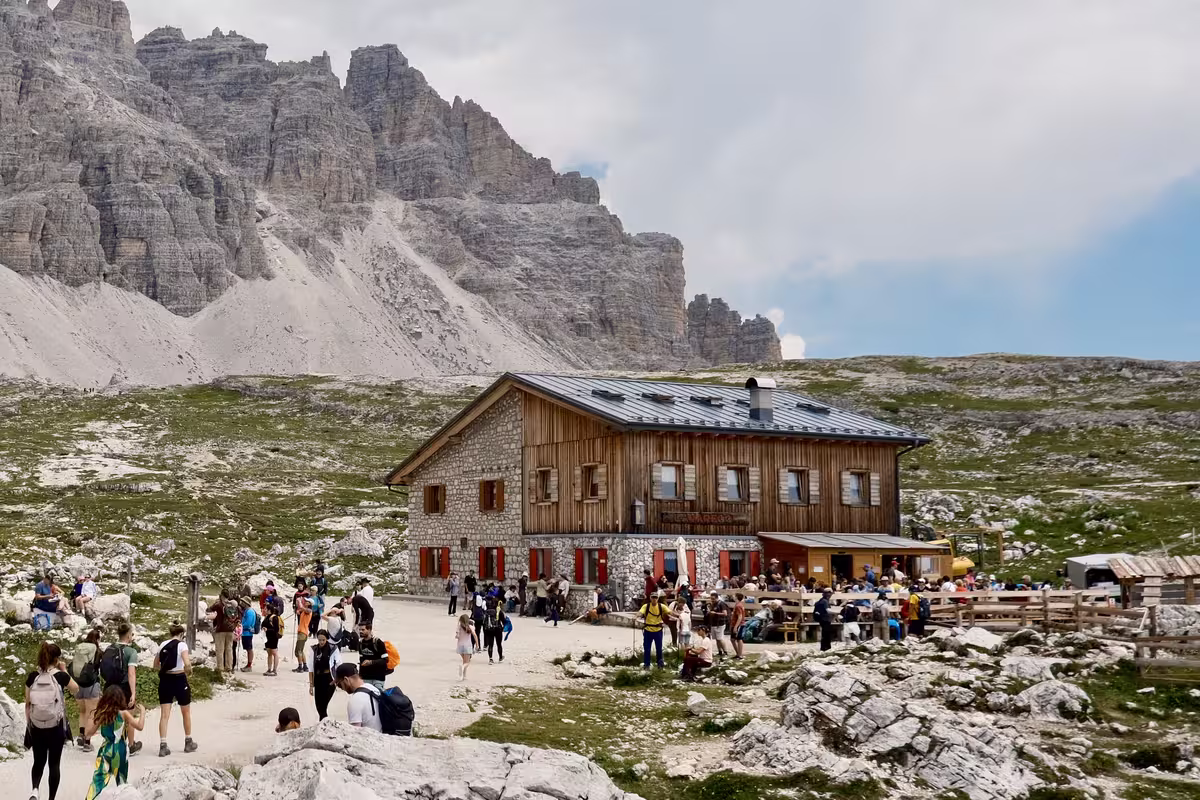 多洛米蒂三峰山 (Tre Cime) 步道途中的拉瓦雷多山屋 (Rifugio Lavaredo)。