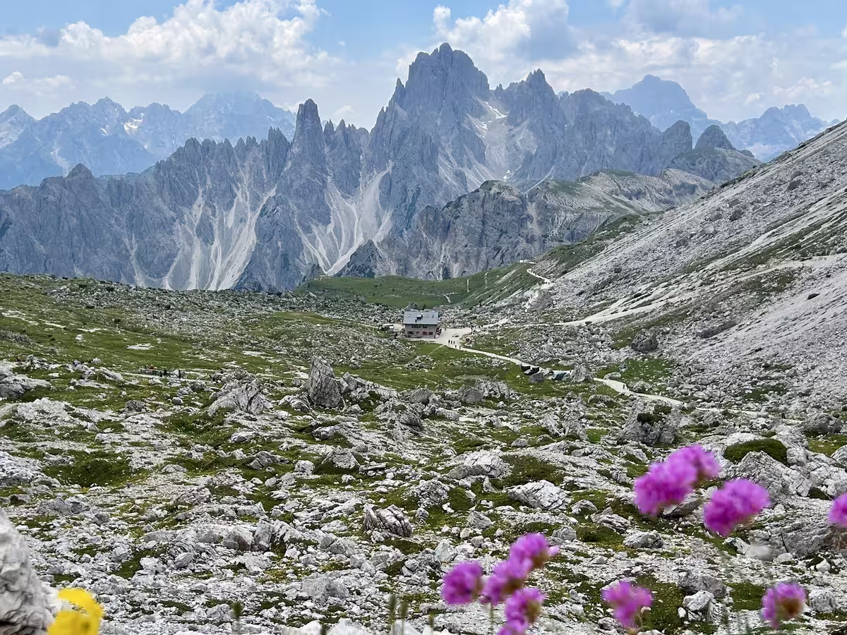 前往拉瓦雷多山口 (Forcella Lavaredo) 途中,在低处的步道上回望拉瓦雷多山屋 (Rifugio Lavaredo) 和卡迪尼群峰 (Cadini di Misurina)。