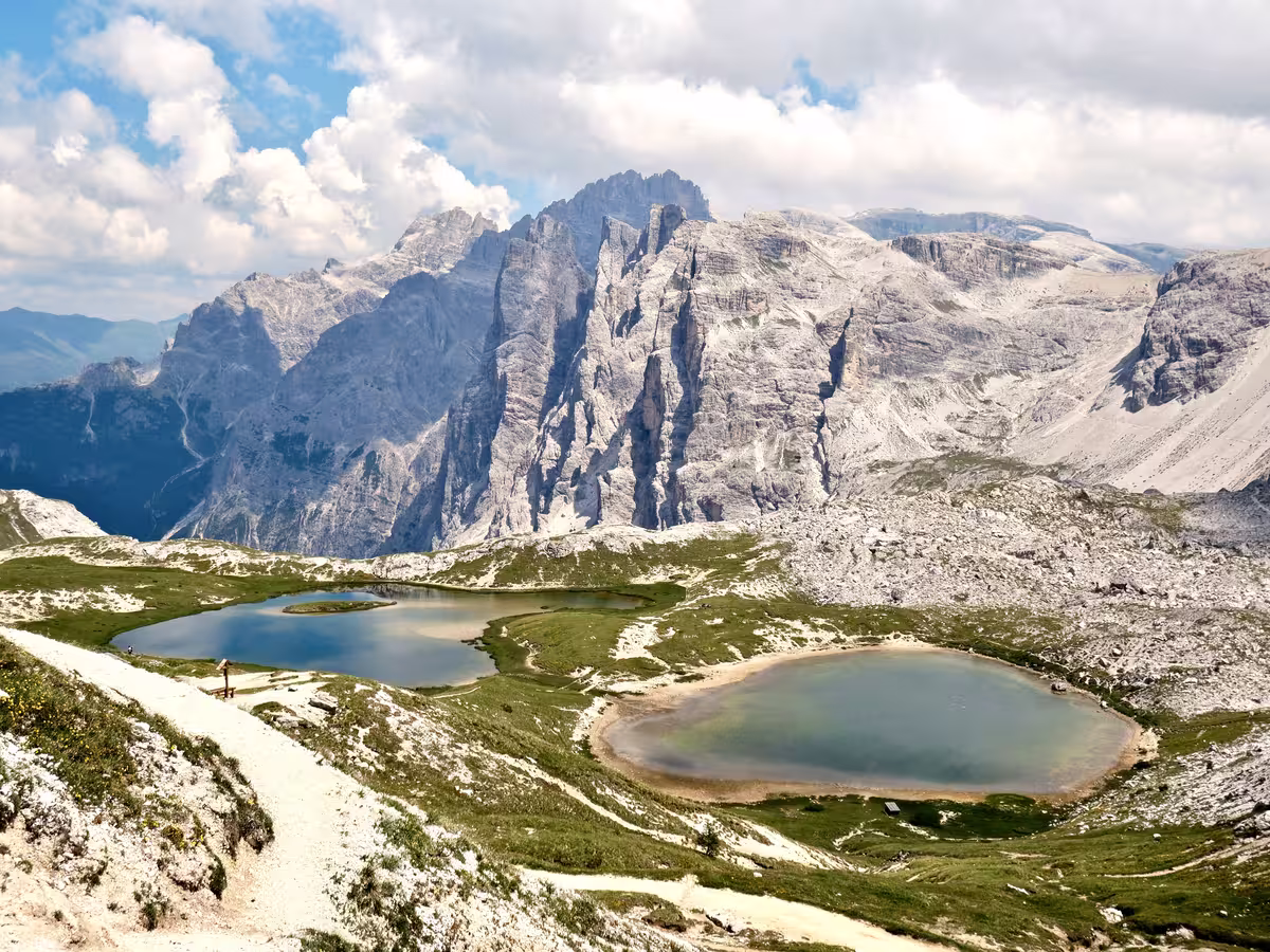 洛卡泰利山屋 (Rifugio Locatelli) 旁的双子高山冰川湖泊 (Laghi dei Piani)。