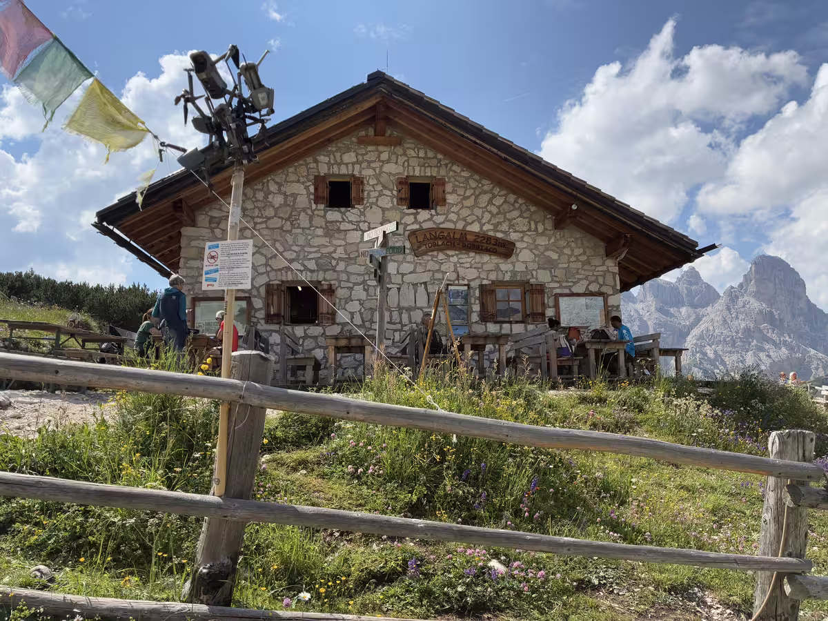兰格姆高山牧场山屋 (Lange Alm),门口挂着不少没收的无人机。