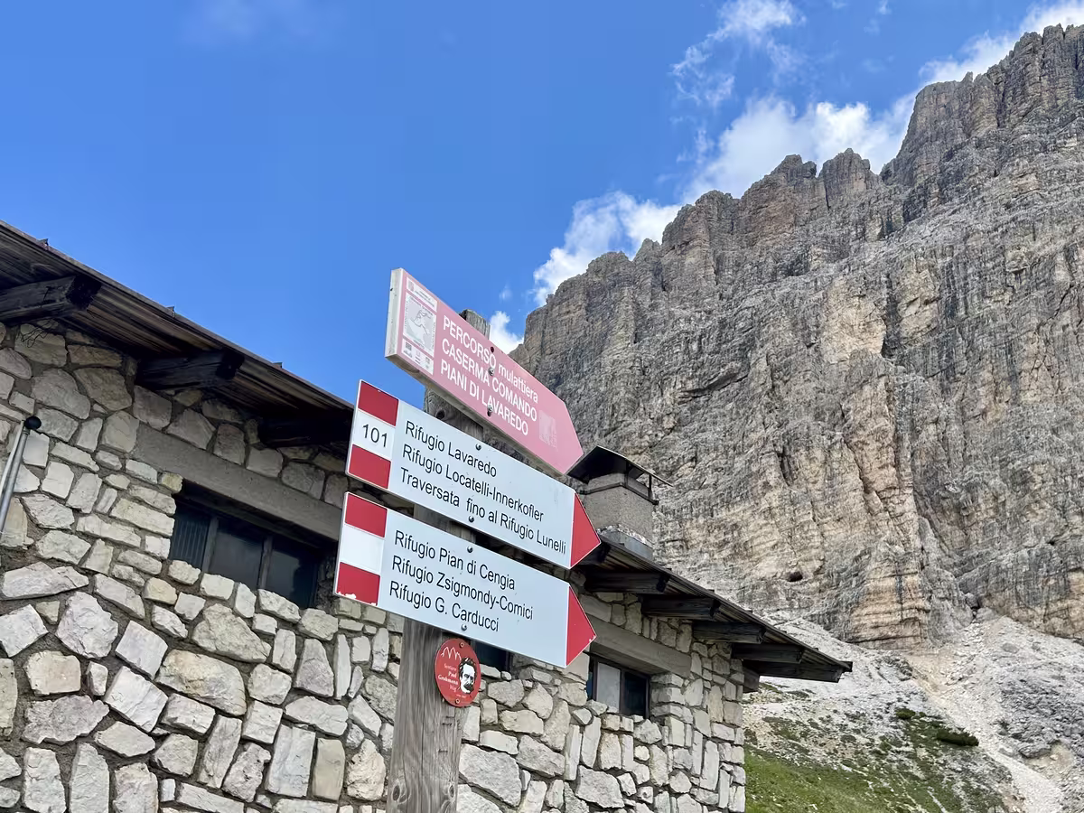 奥龙佐山屋 (Rifugio Auronzo) 处的 101 号步道指示牌。