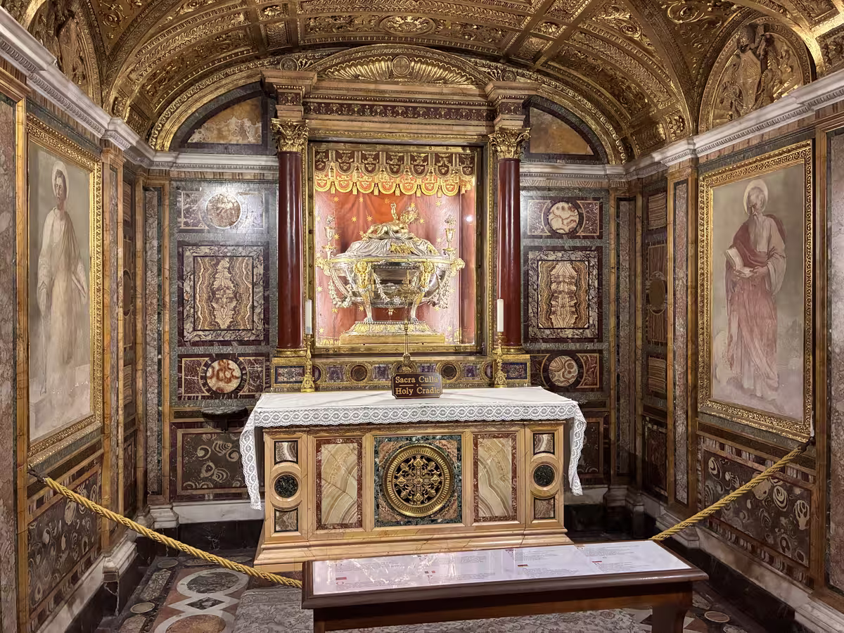 圣婴摇篮 (Holy Cradle) 是罗马的圣母宗座圣殿 (Basilica Papale di Santa Maria Maggiore) 的核心珍宝。
