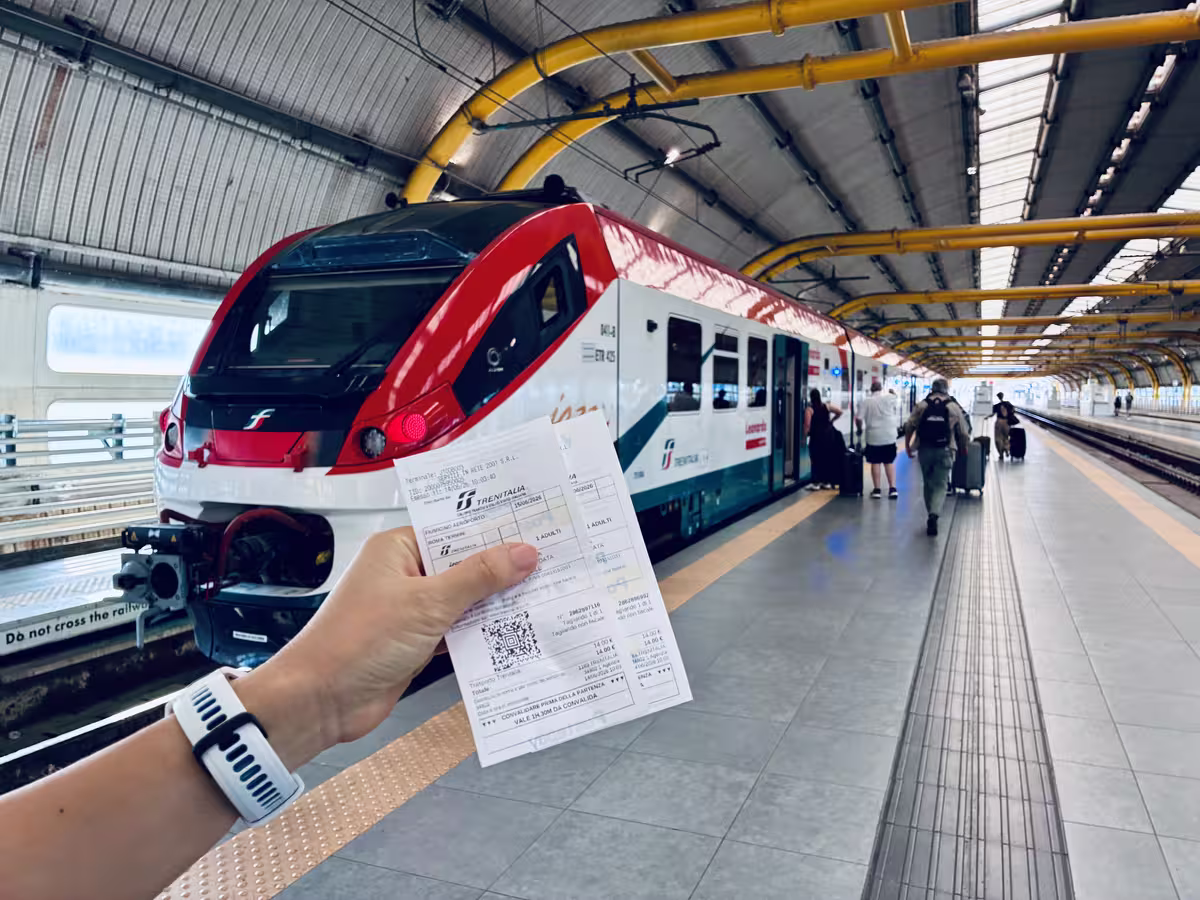罗马菲乌米奇诺机场 (FCO) 的列奥那多快车 (Leonardo Express) 是最便捷的往返市区的交通方式。
