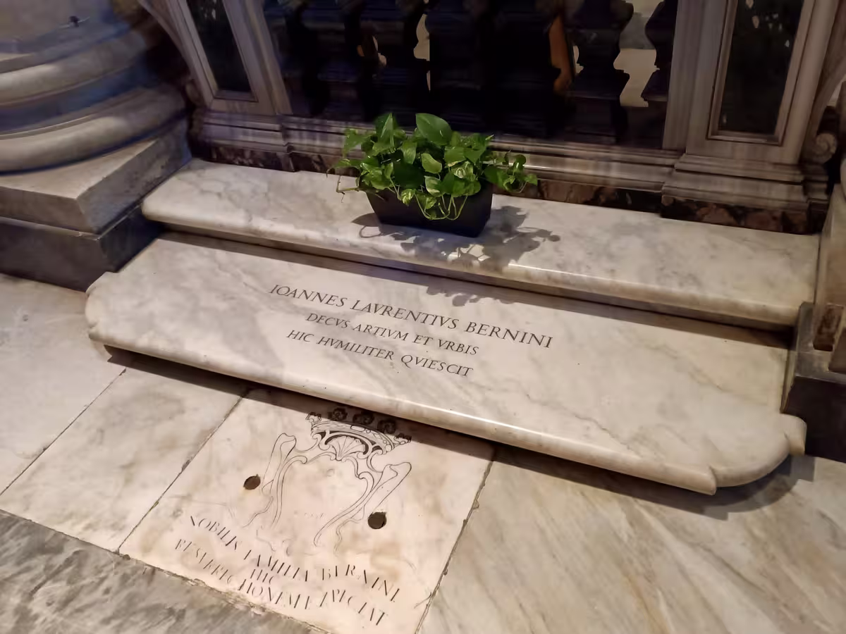 巴洛克艺术大师贝尼尼长眠于罗马的圣母宗座圣殿 (Basilica Papale di Santa Maria Maggiore) 中,墓碑极其朴素。
