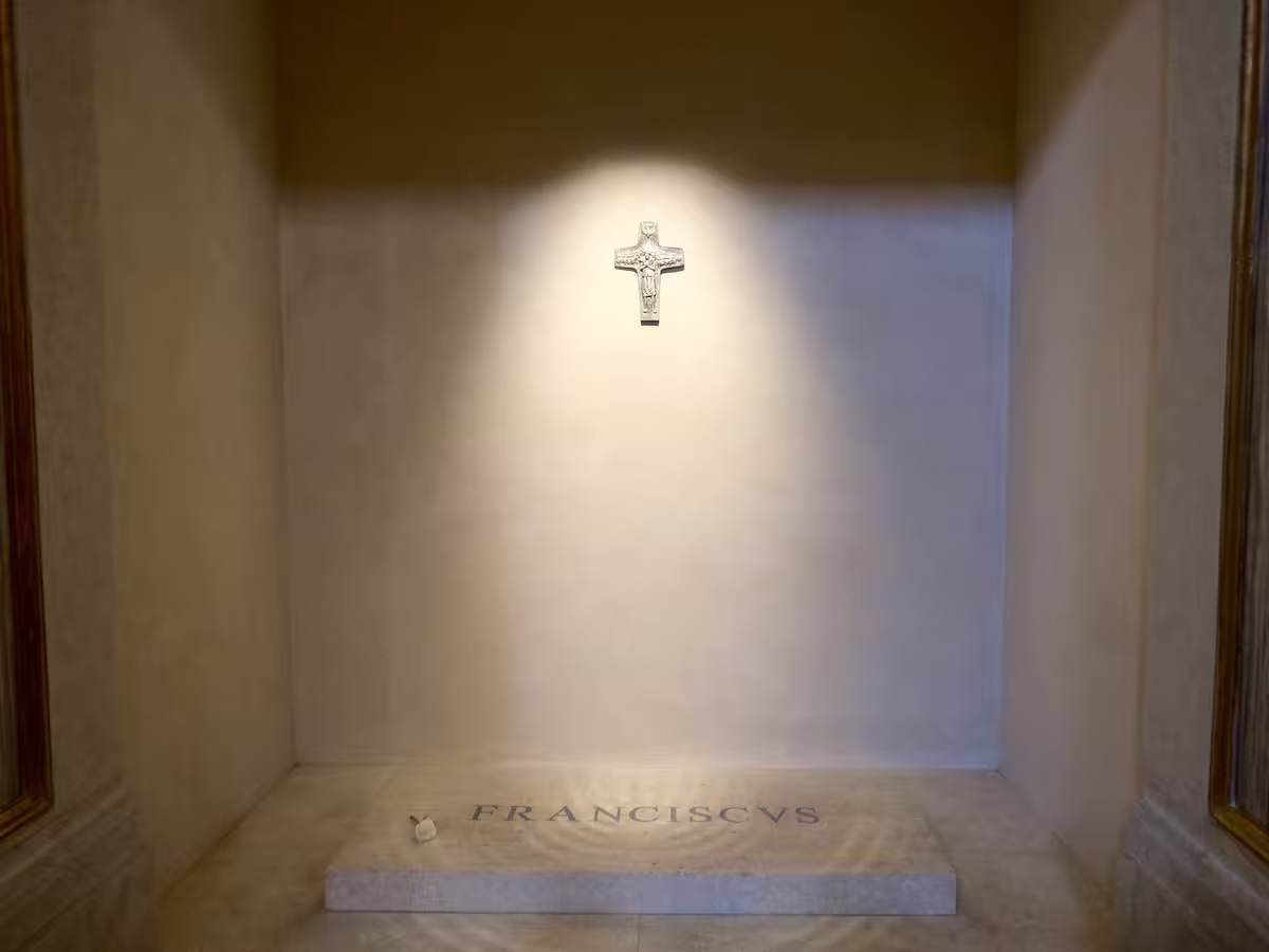 教宗方济各 (Pope Francis) 长眠于罗马的圣母宗座圣殿 (Basilica Papale di Santa Maria Maggiore) 中,陵墓体现了极致的简朴。
