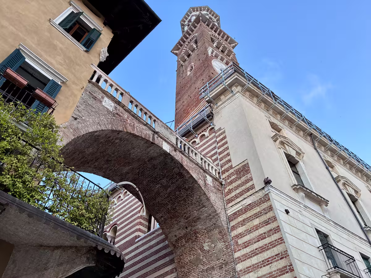维罗纳 (Verona) 的隐藏小众打卡点之一：肋骨拱门 (Arco della Costa)
