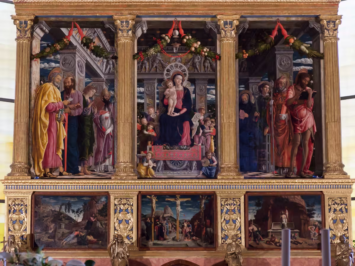 安德烈亚·曼特尼亚 (Andrea Mantegna) 的《圣泽诺祭坛画》(San Zeno Altarpiece, 1459) 中的细节。