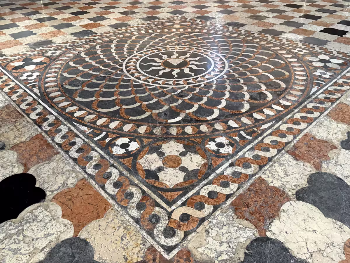 维罗纳的圣安娜斯塔西娅教堂 (Basilica di Santa Anastasia) 的三色大理石玫瑰拼花地面。