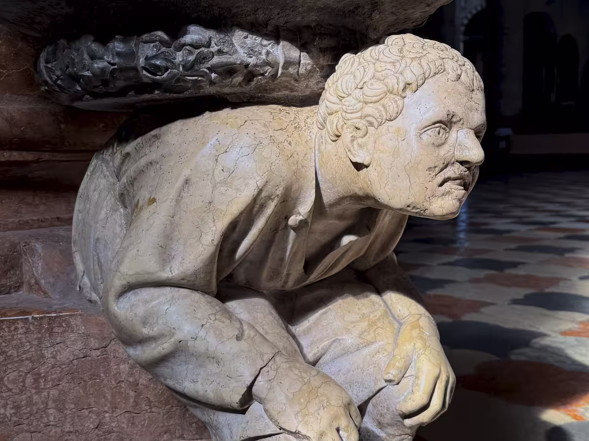 维罗纳圣安娜斯塔西娅教堂 (Basilica di Santa Anastasia) 中由委罗内塞 (Veronese) 父亲加布里埃莱·卡利亚里 (Gabriele Caliari) 所作的“幸运驼背”雕像 (Gobbi)。