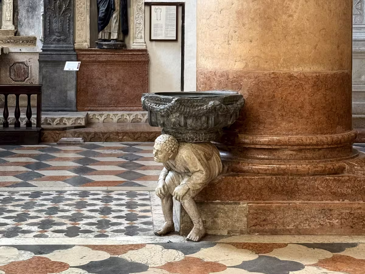 维罗纳的圣安娜斯塔西娅教堂 (Basilica di Santa Anastasia) 中加布里埃莱·卡利亚里 (Gabriele Caliari) 制作的驼背人雕像。