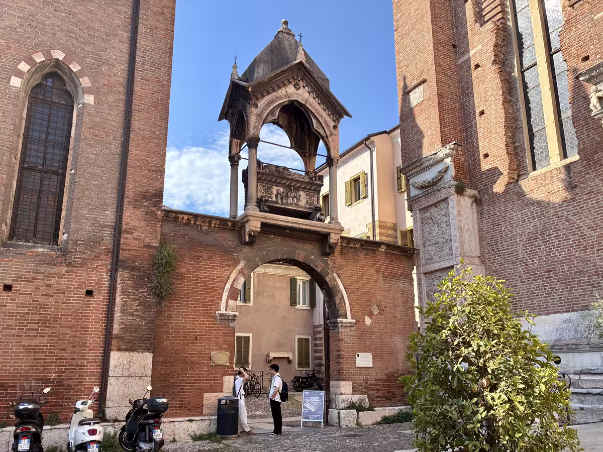 维罗纳的圣安娜斯塔西娅教堂 (Basilica di Santa Anastasia) 旁的古列尔莫 (Guglielmo) 悬空石棺墓。