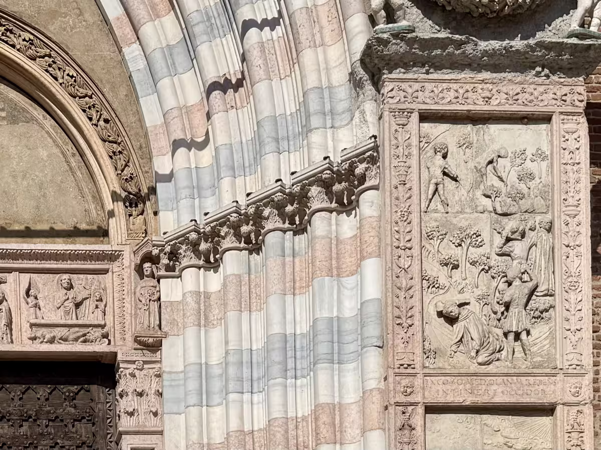 维罗纳的圣安娜斯塔西娅教堂 (Basilica di Santa Anastasia) 门廊上的殉道者圣彼得浮雕。