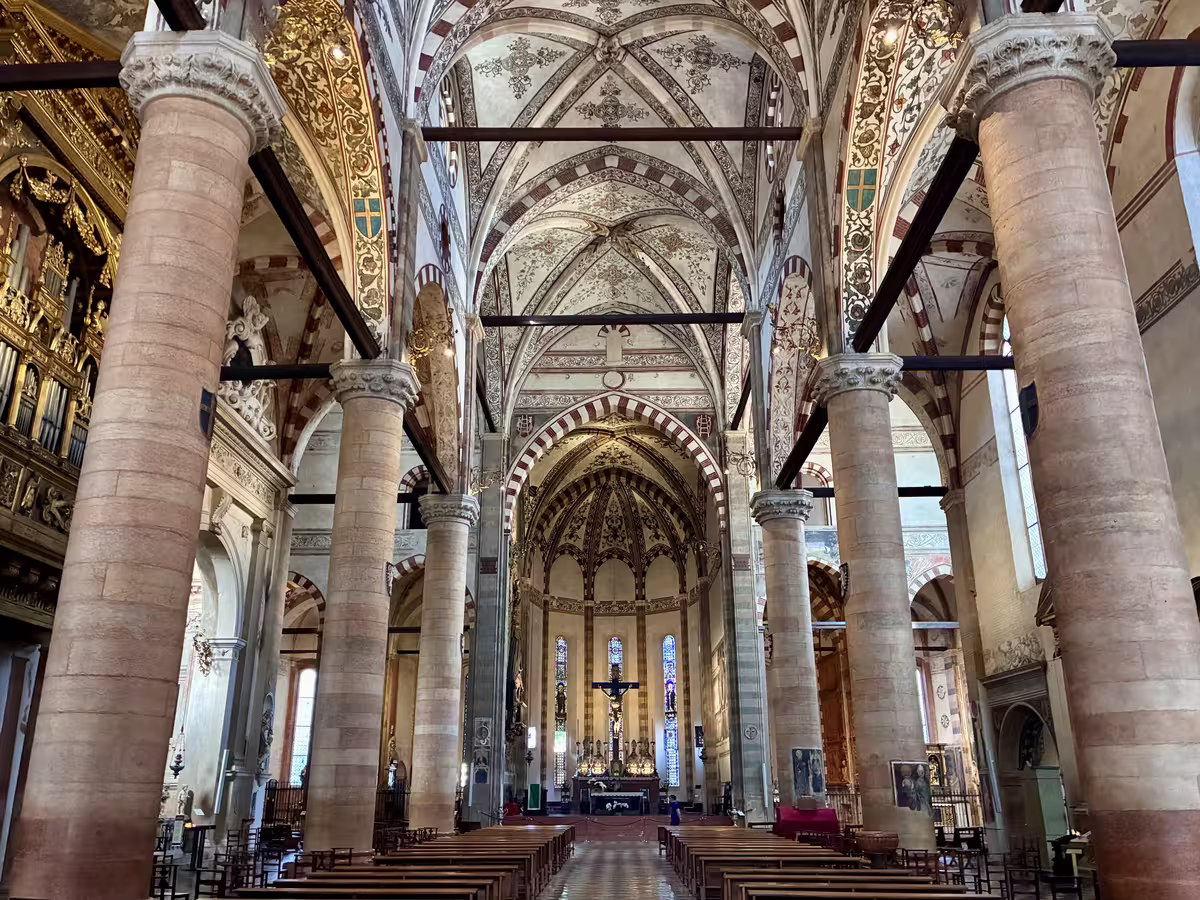 维罗纳的圣安娜斯塔西娅教堂 (Basilica di Santa Anastasia) 的内景。