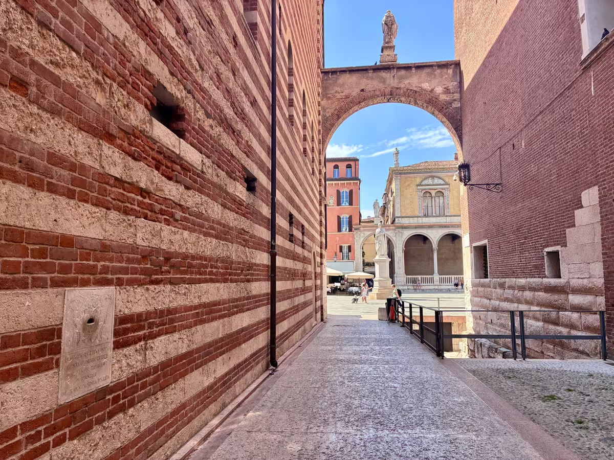 维罗纳 (Verona) 理性宫 (Palazzo della Ragione) 外墙上的一个用于秘密举报丝绸走私的“狮子之口” (Bocche di Leone / Lions' Mouths) 信箱。