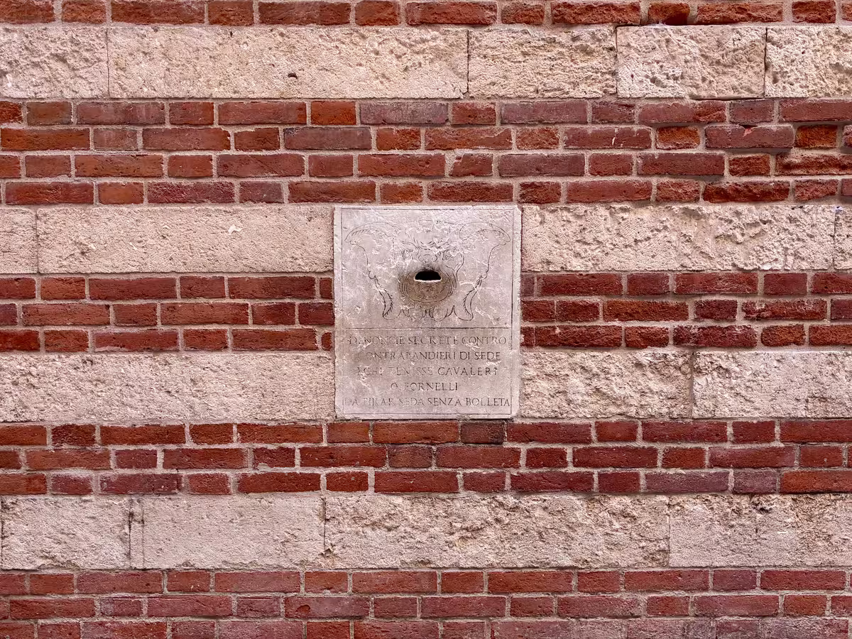 维罗纳 (Verona) 理性宫 (Palazzo della Ragione) 外墙上的一个用于秘密举报的“狮子之口” (Bocche di Leone / Lions' Mouths) 信箱。