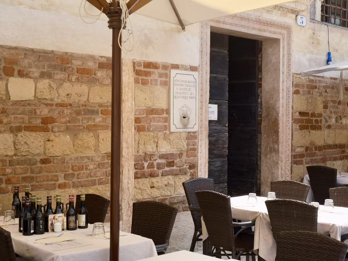 维罗纳 (Verona) 理性宫 (Palazzo della Ragione) 外墙上的一个用于秘密举报高利贷的“狮子之口” (Bocche di Leone / Lions' Mouths) 信箱。
