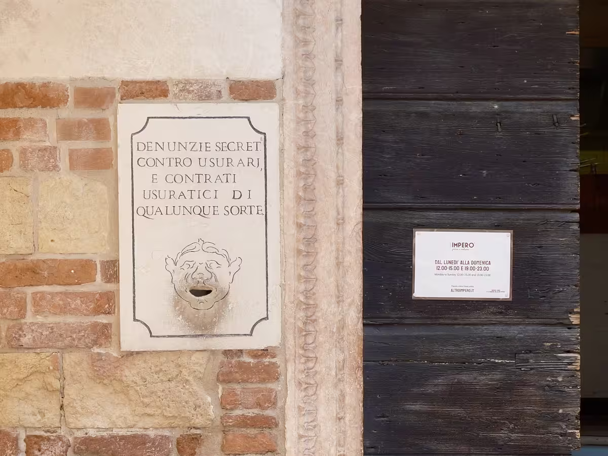 维罗纳 (Verona) 理性宫 (Palazzo della Ragione) 外墙上的一个用于秘密举报高利贷的“狮子之口” (Bocche di Leone / Lions' Mouths) 信箱。