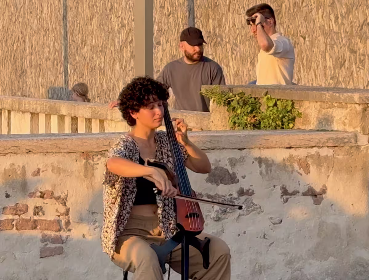 在维罗纳圣彼得城堡观景台 (Piazzale Castel San Pietro) 上一位街头音乐家在演奏电子大提琴。