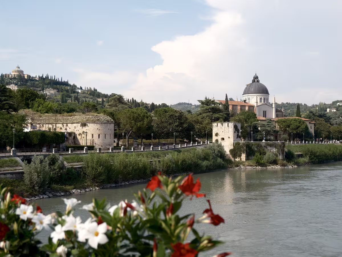 阿迪杰河左岸的布拉伊达圣乔治堂 (San Giorgio in Braida) 有着醒目的文艺复兴式的黑色穹顶。