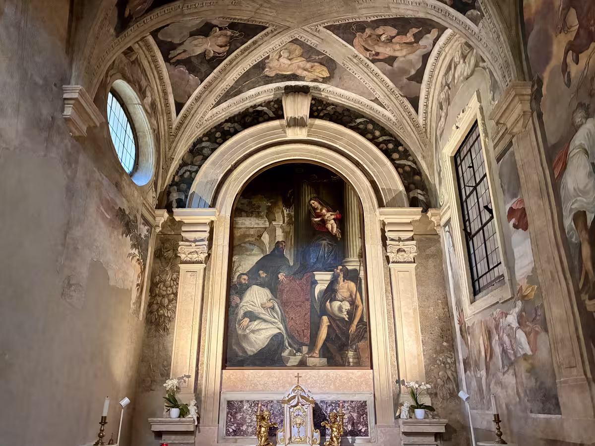 维罗纳圣保罗堂 (San Paolo in Campo Marzio) 中珍藏着委罗内塞的杰作《马罗尼亚祭坛画》。