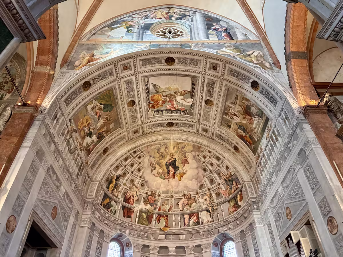 维罗纳大教堂 (Duomo di Verona) 的后殿穹顶。