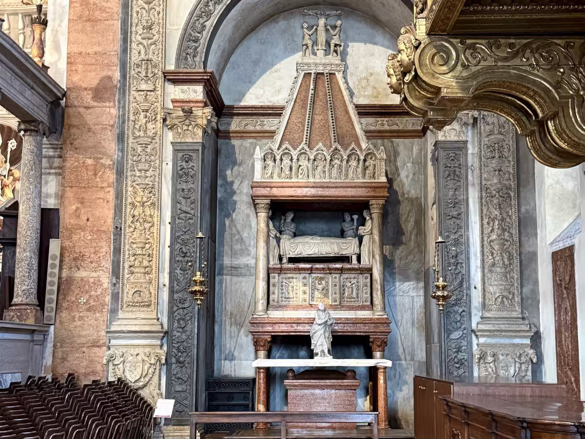 维罗纳大教堂 (Duomo di Verona) 中的圣阿加莎石棺 (Arca di Sant’Agata)。