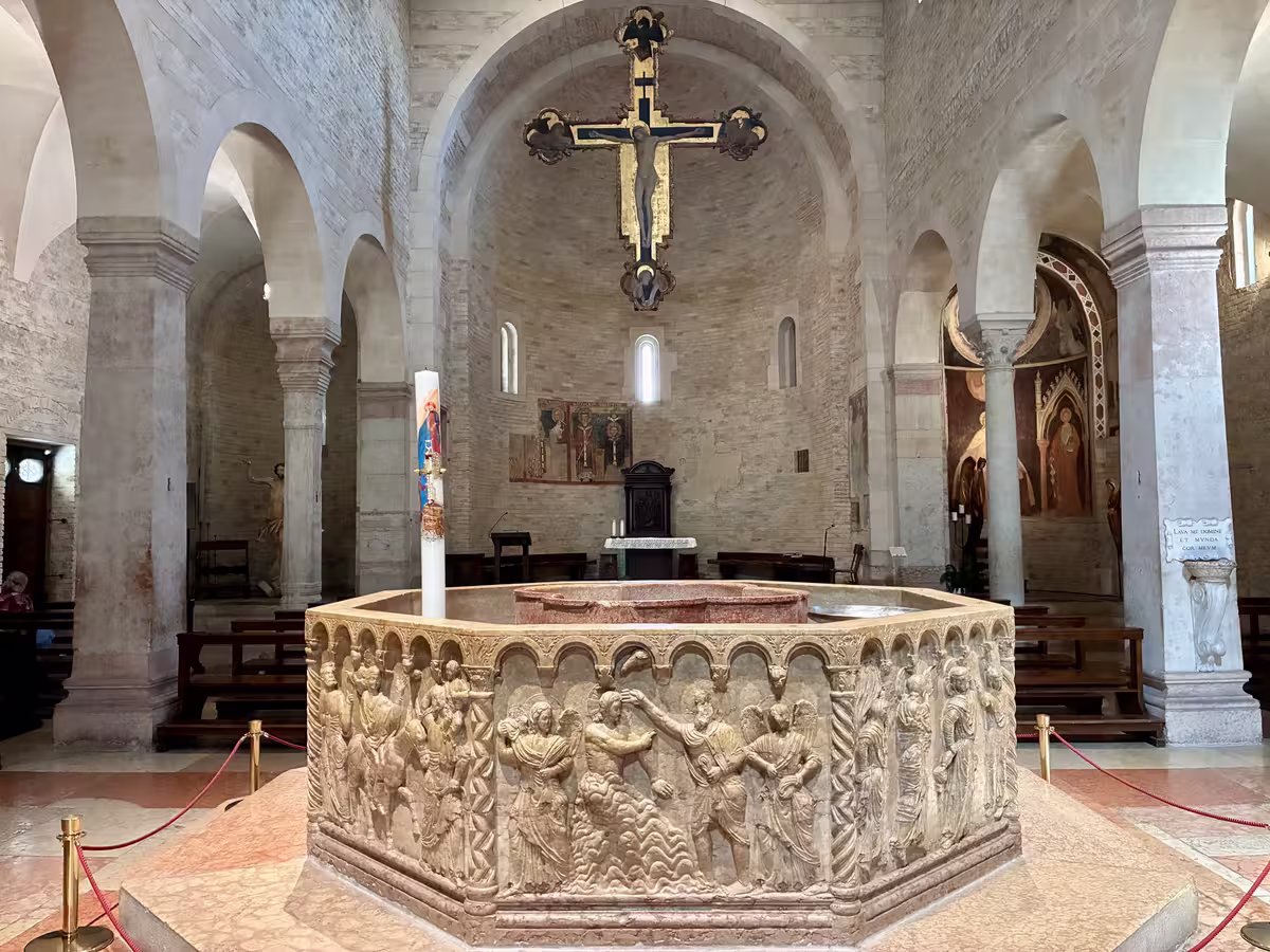 维罗纳大教堂 (Duomo di Verona) 的圣约翰洗礼堂 (Battistero di San Giovanni in Fonte)。