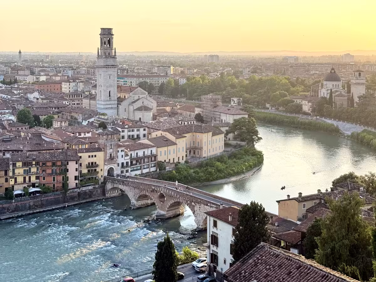 从圣彼得城堡 (Castel San Pietro) 望向石桥 (Ponte Pietra),维罗纳大教堂 (Duomo di Verona) 和它的钟塔是绝美的背景。