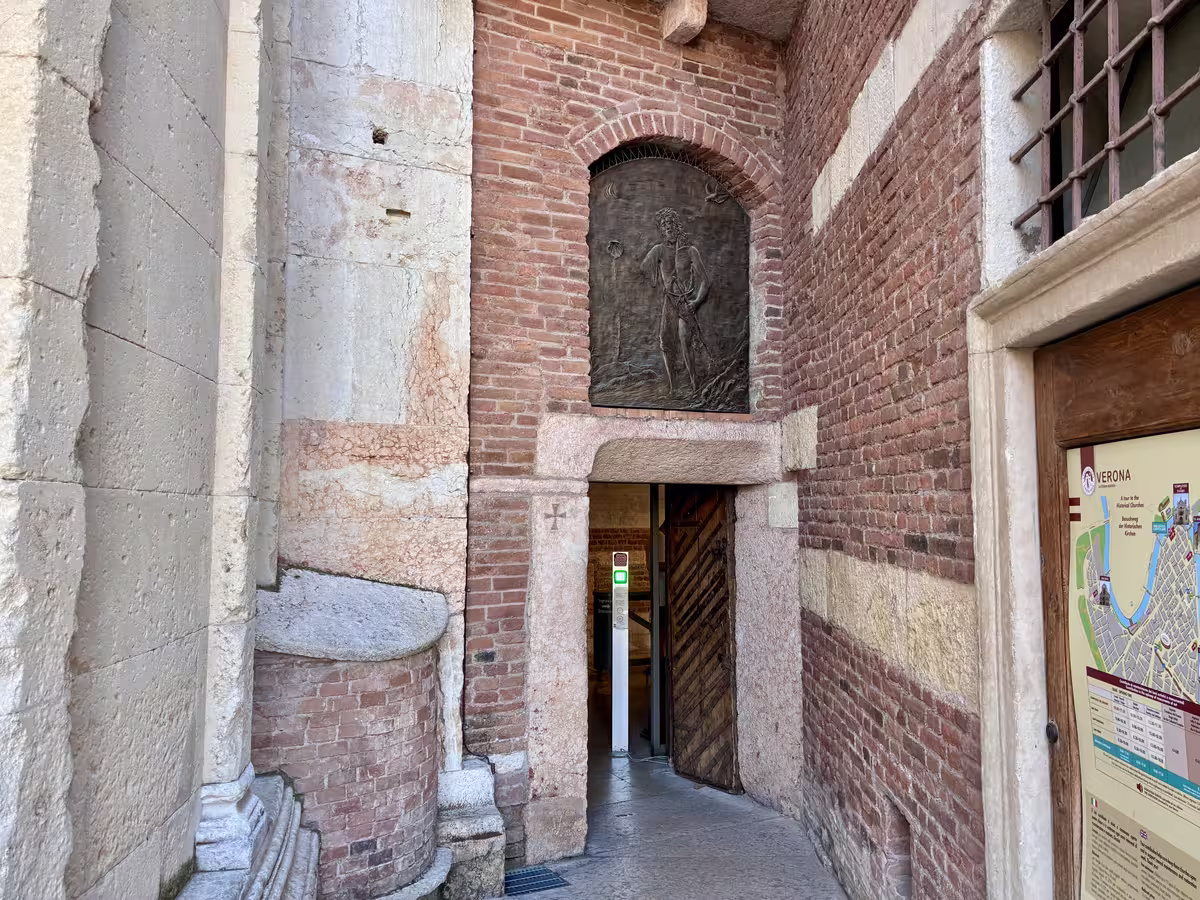 圣约翰洗礼堂 (Battistero di San Giovanni in Fonte) 的小门是参观维罗纳大教堂建筑群 (Complesso del Duomo di Verona) 的入口。
