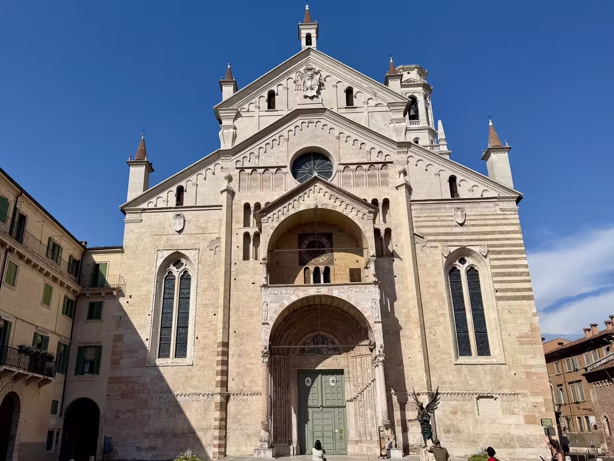 维罗纳大教堂 (Duomo di Verona) 的外立面。
