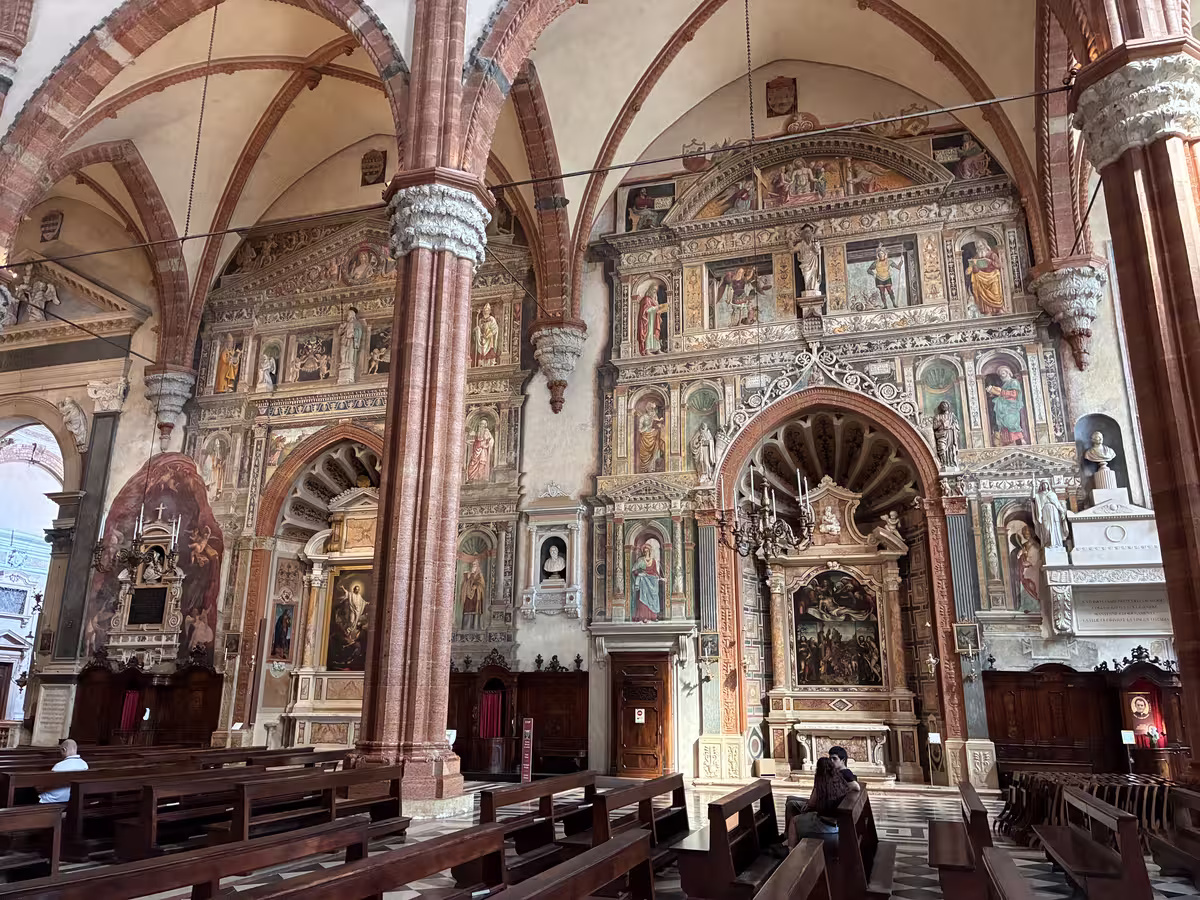 维罗纳大教堂 (Duomo di Verona) 中乔瓦尼·玛丽亚·法尔科内托 (Giovanni Maria Falconetto) 绘制的幻觉透视壁画。