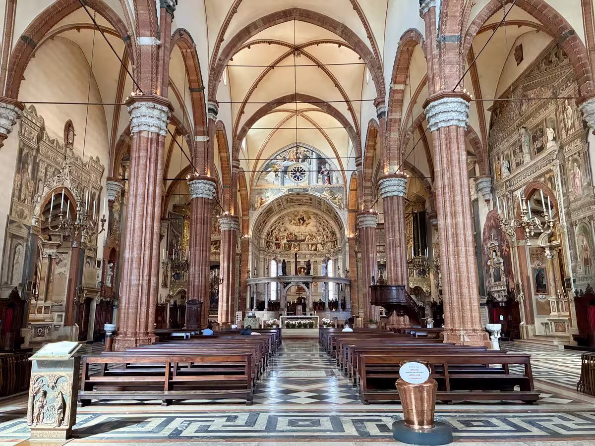 维罗纳大教堂 (Duomo di Verona) 的主殿。