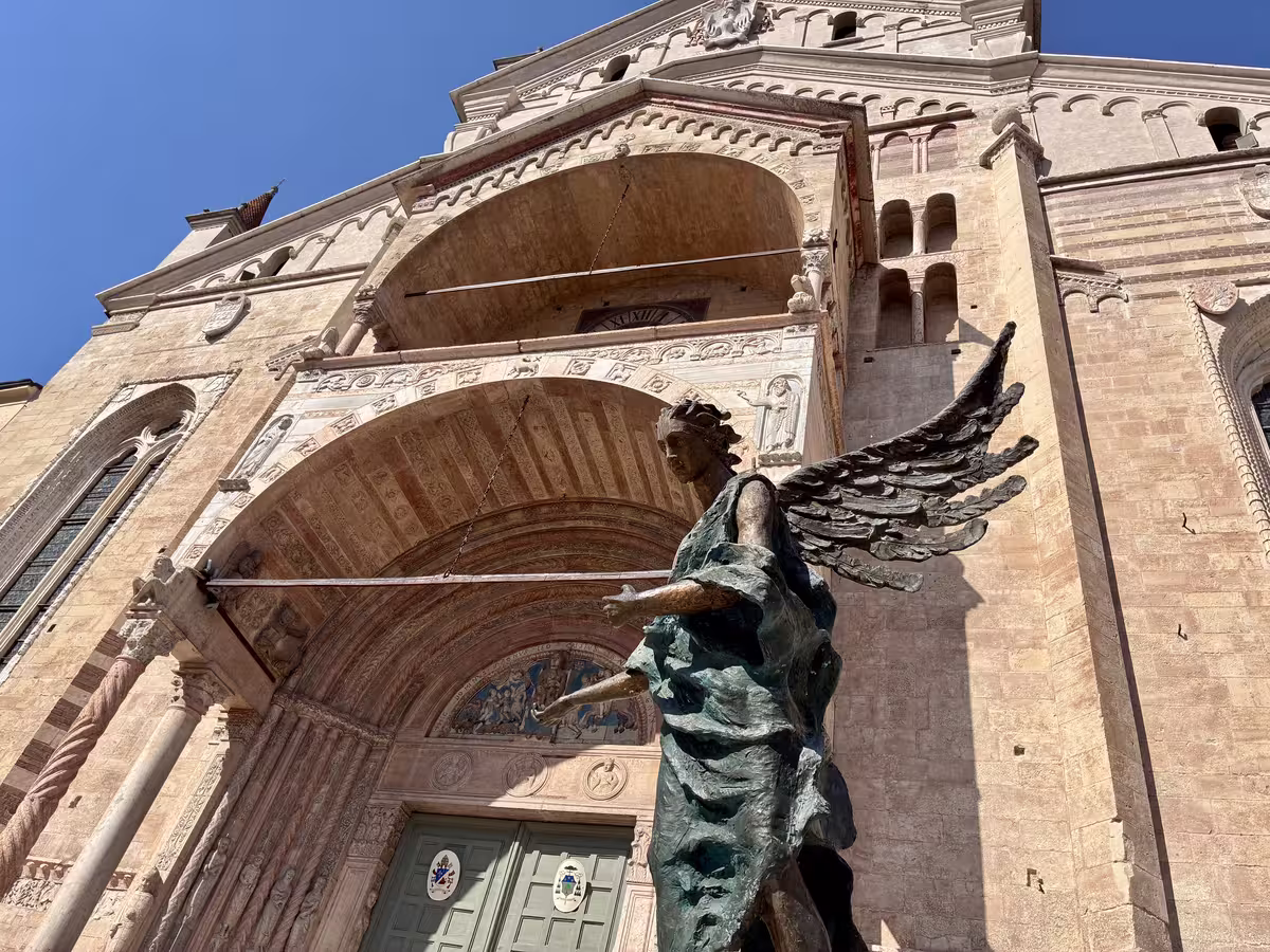 维罗纳主教座堂 (Duomo di Verona) 的正立面。
