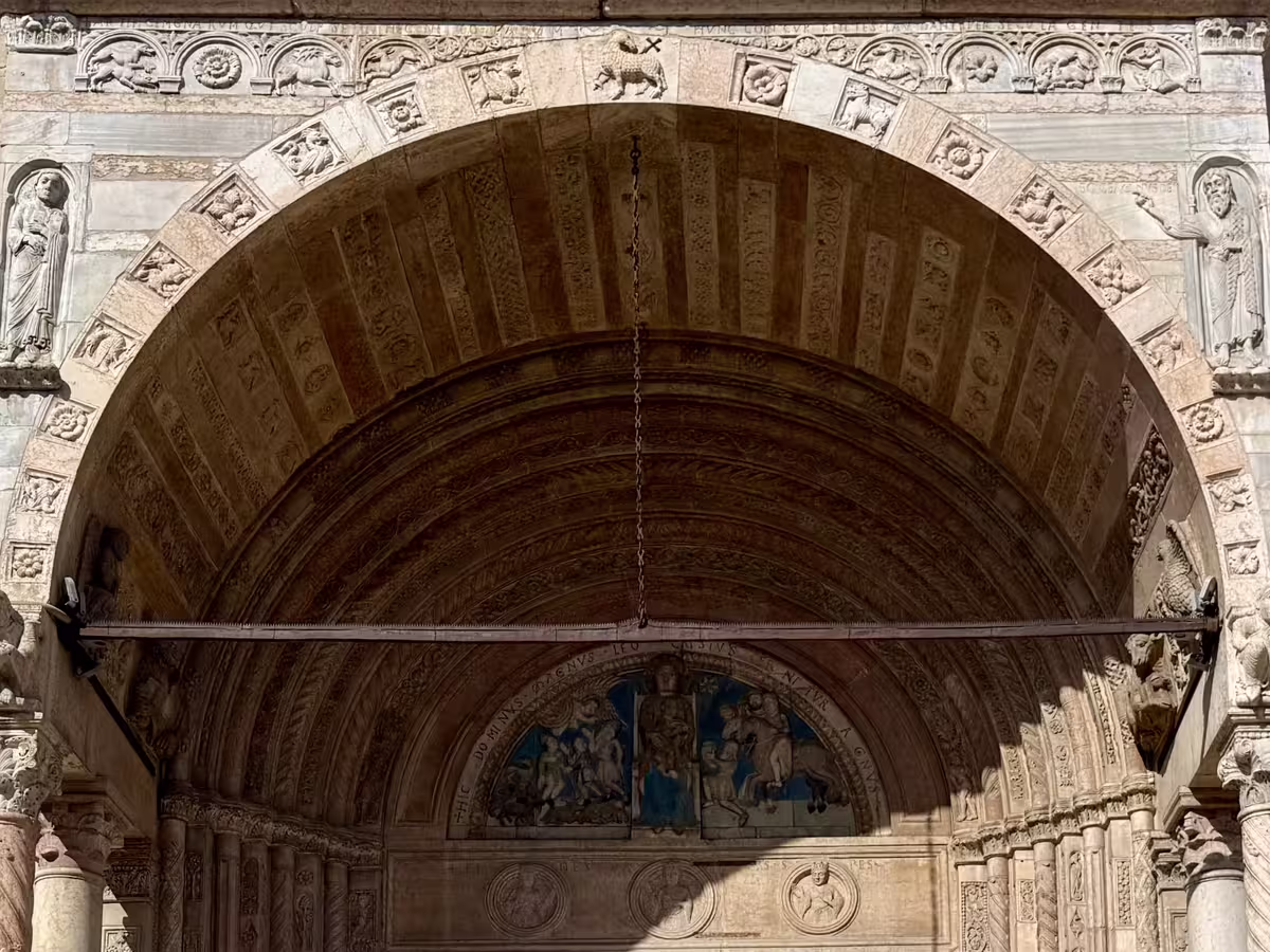 维罗纳大教堂 (Duomo di Verona) 的门廊上尼科洛的 (Niccolò) 签名诗句。